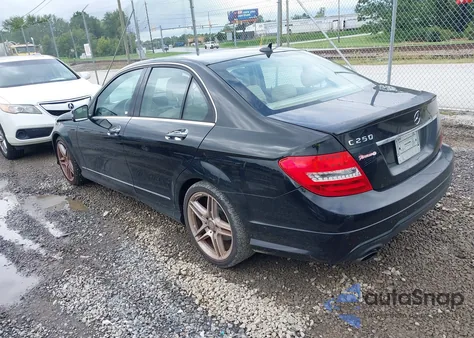 2014 Mercedes-Benz C 250 Sport z USA, uszkodzony, nr VIN WDDGF4HB9EG243059